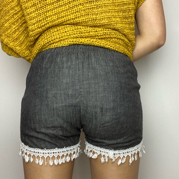 TASSEL HANDMADE HIGH WAISTED SHORTS - Picture 3 of 3
